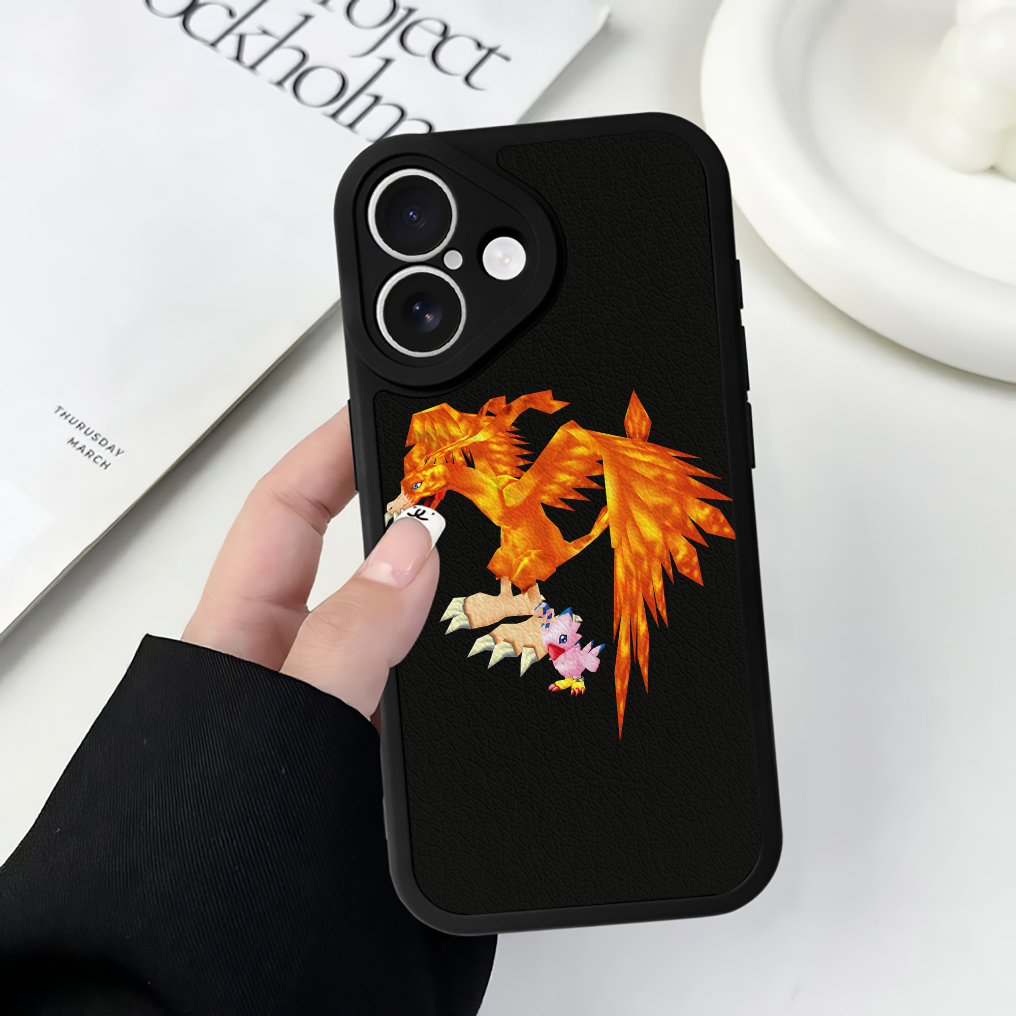 （画像用） Digimon デジタルモンスター/デジモン 【iPhone 16シリーズ対応】シリコンスマホケース（レザー調） 材質：シリコン